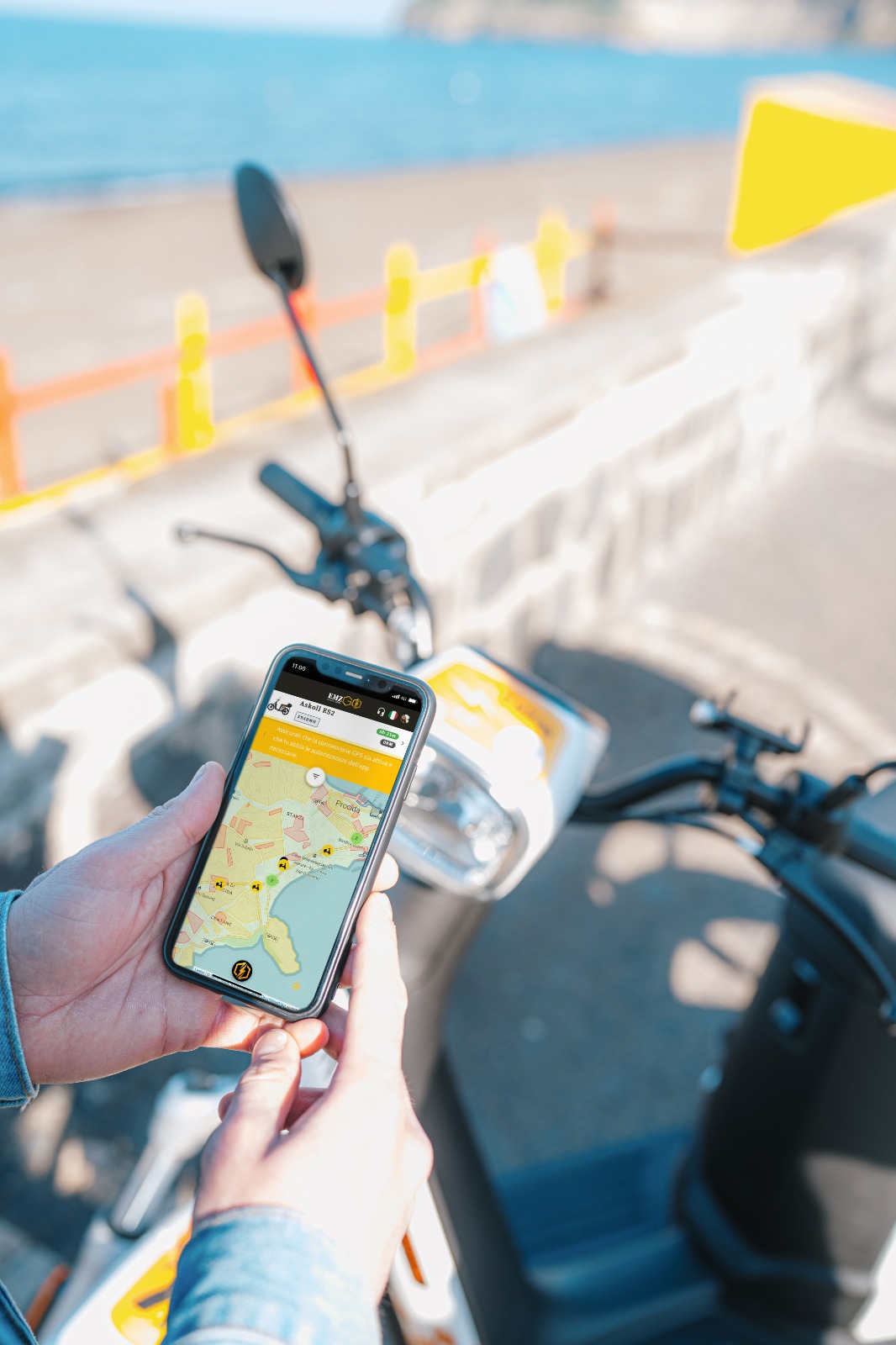 App EMZgo su smartphone a Procida