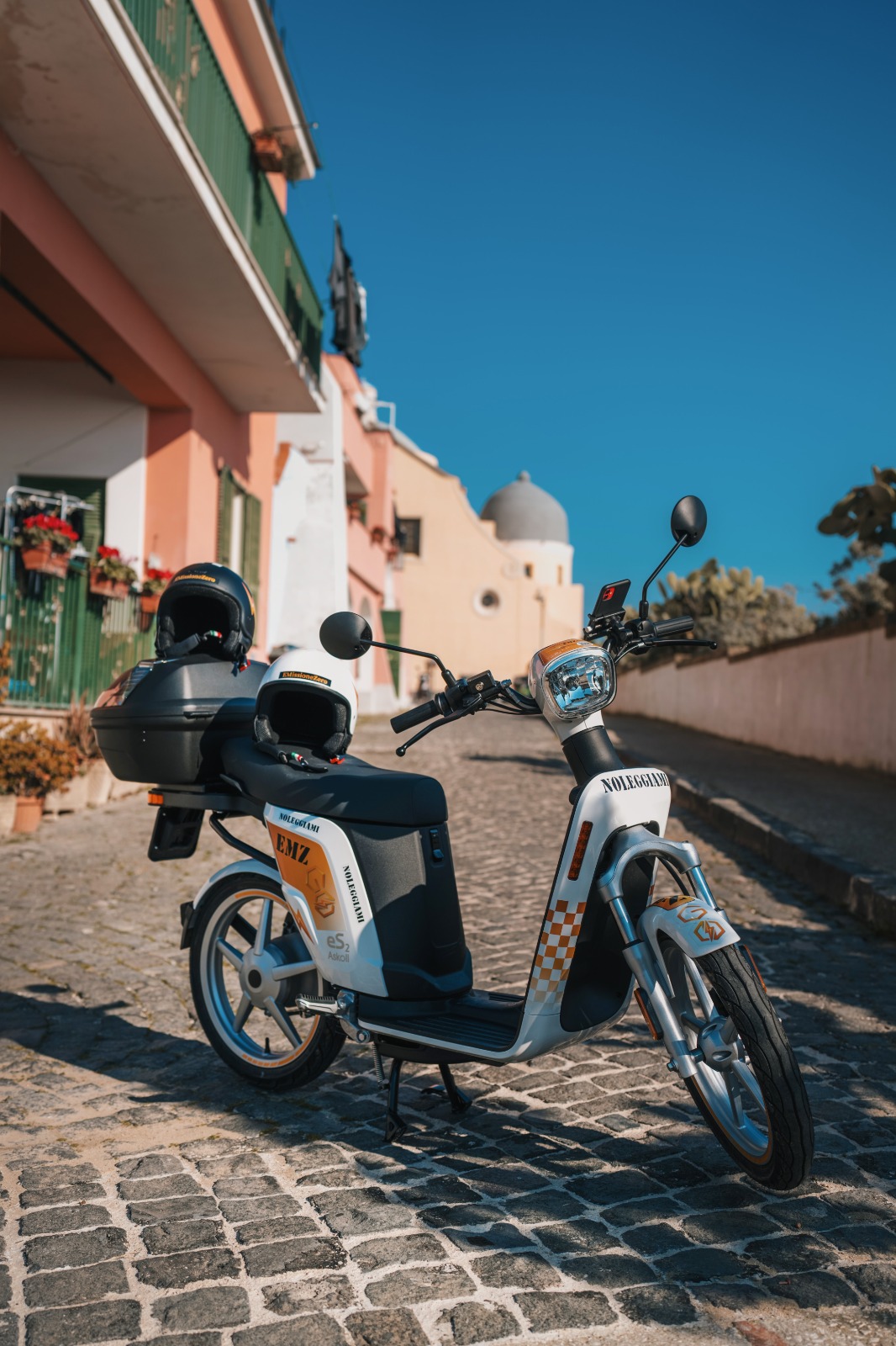 Scooter elettrico Askoll ES2 EMZgo a Procida