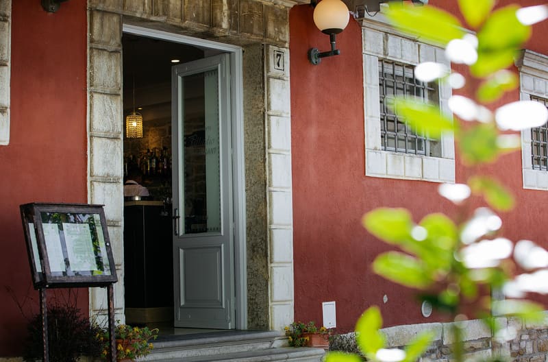 Foto di esempio: ingresso di un locale in un vecchio palazzo
