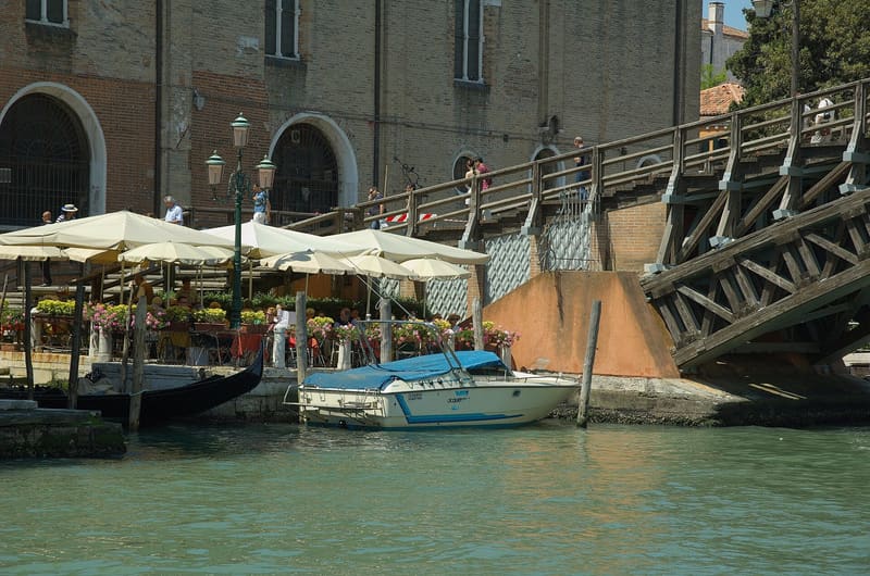 Foto di esempio: ristorante con i tavoli sull'acqua a Venezia