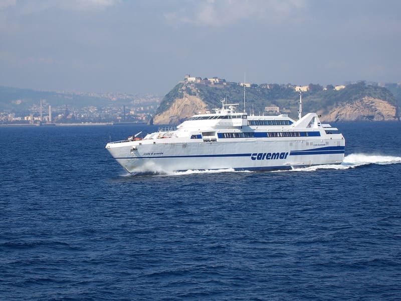 Un mezzo veloce Caremar in navigazione nel Golfo di Napoli