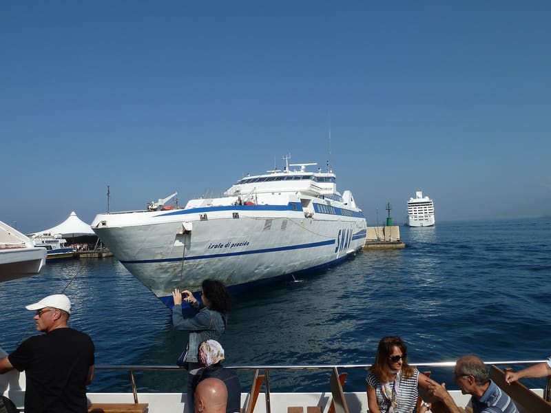 Un aliscafo SNAV in manovra in porto