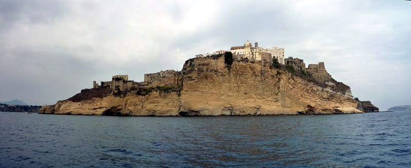 Terra Murata vista dal mare, arrivando a Procida