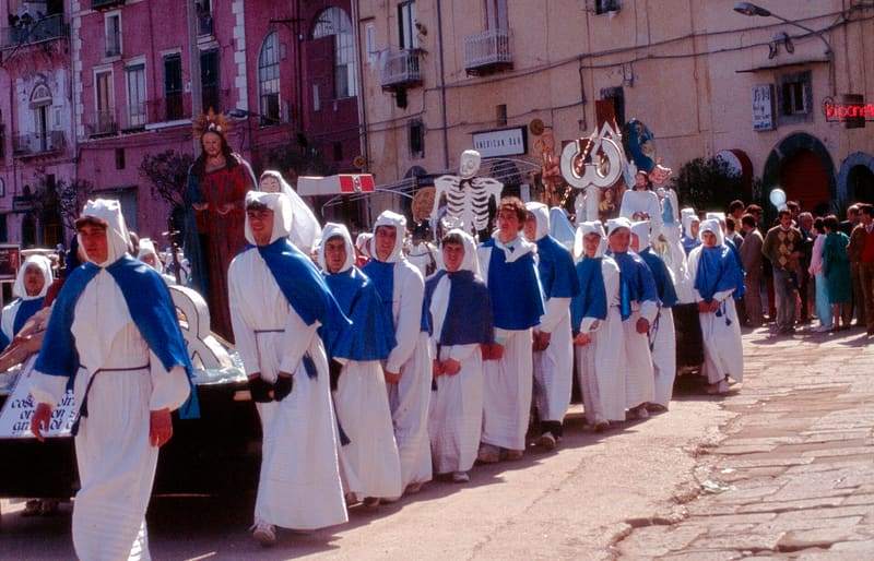 Portatori durante la Processione dei Misteri del Venerdì Santo, 1986
