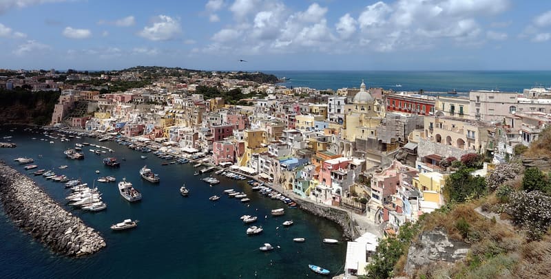 Il borgo della Corricella visto dall'alto, con le case color pastello e le barche nel porticciolo