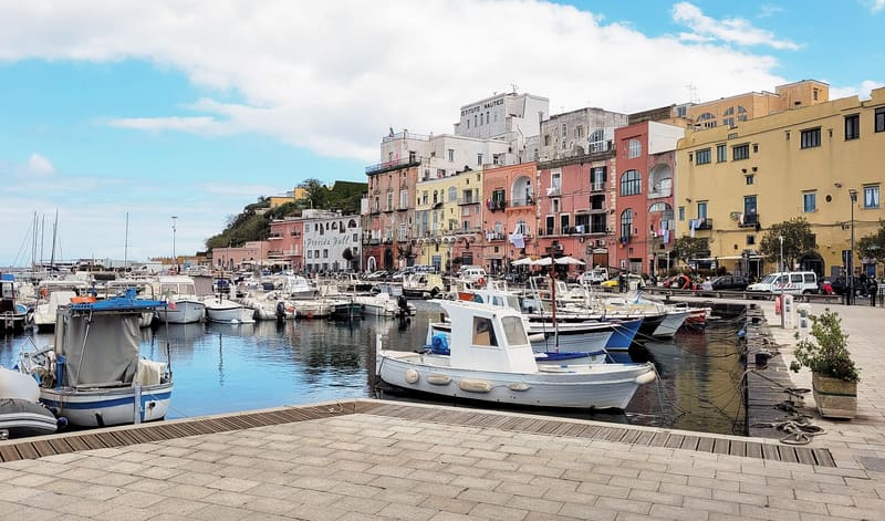 Case colorate e barche da pesca al porto di Marina Grande, Procida
