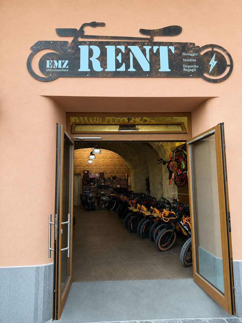L'ingresso di RentEMZ in Via Roma 120, con le e-bike all'interno
