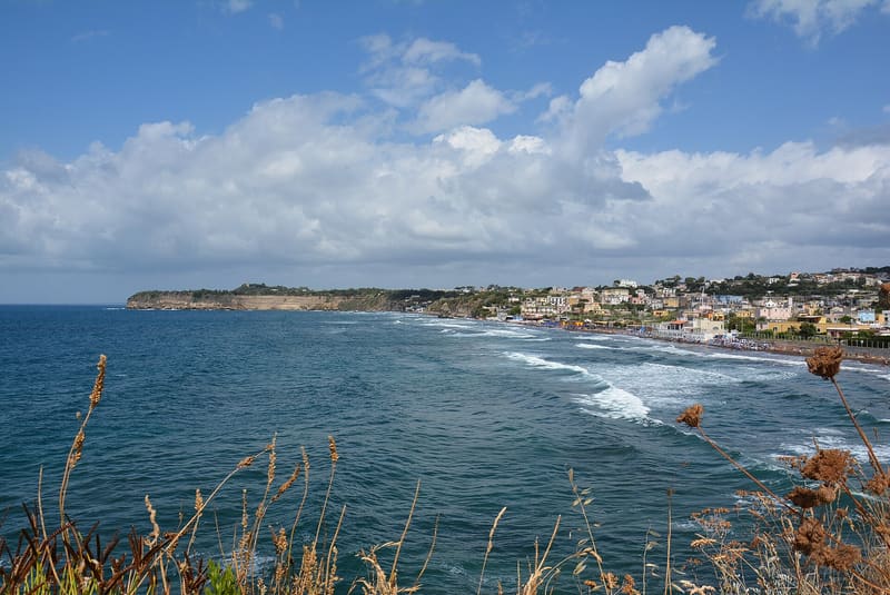 La spiaggia della Chiaiolella sul versante ovest di Procida