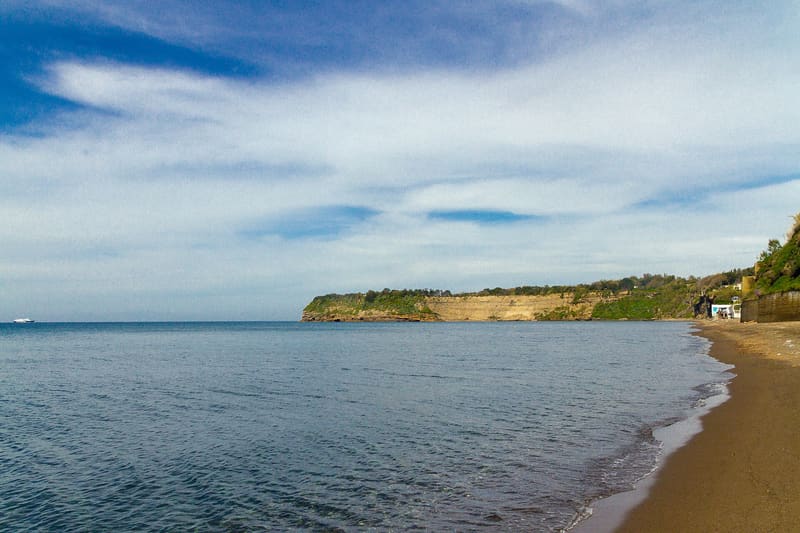 La spiaggia di Ciraccio sul versante ovest di Procida