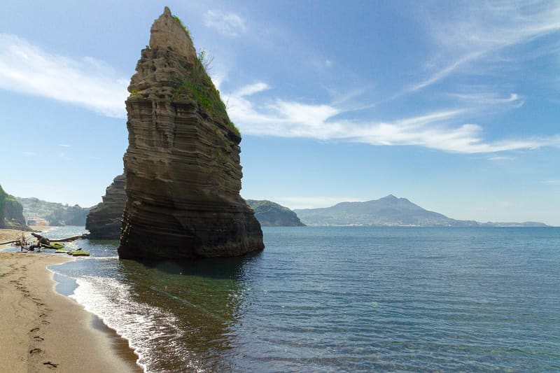 Il faraglione di tufo sulla spiaggia di Ciraccio, Procida