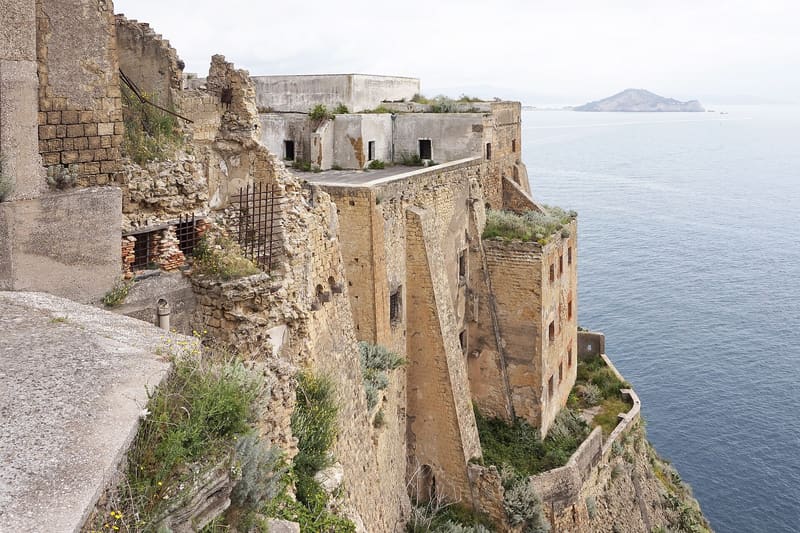 Palazzo d'Avalos a picco sul mare a Terra Murata