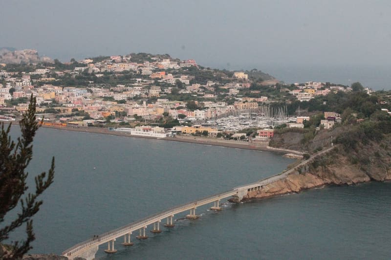 La Chiaiolella e il ponte di Vivara visti dall'alto