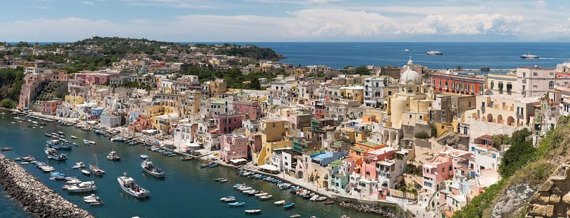 Il porto della Corricella visto dall'alto, con le case colorate ad anfiteatro