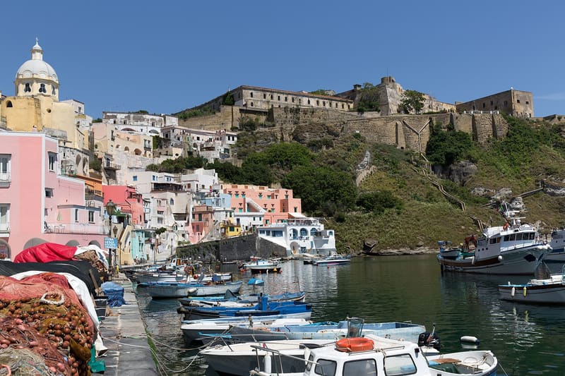 Terra Murata sulla collina sopra le barche della Corricella