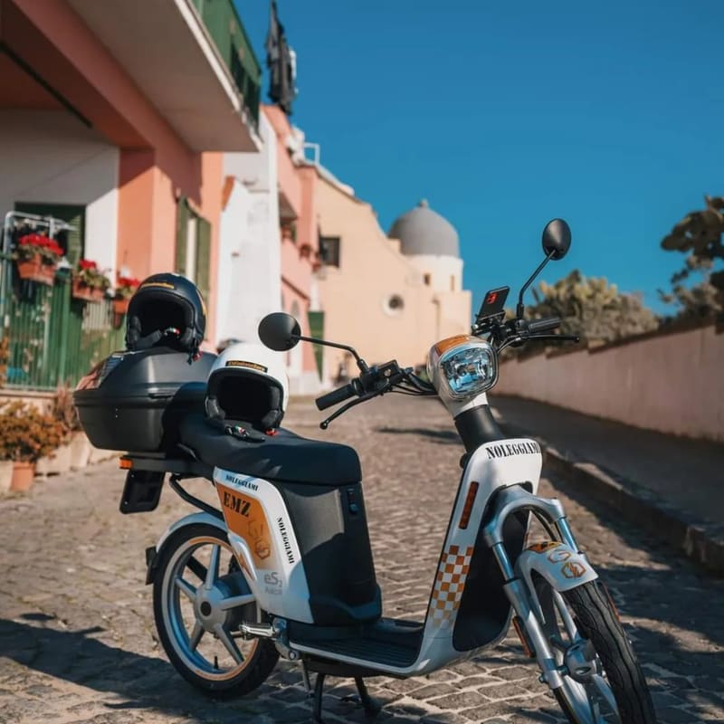 Scooter elettrico RentEMZ parcheggiato su una stradina di Procida